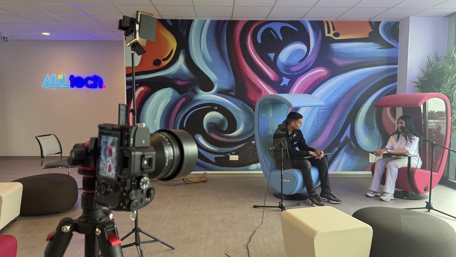 Salle Street Art — Décor podcast urbain M3KAST avec fresque graffiti grand format
