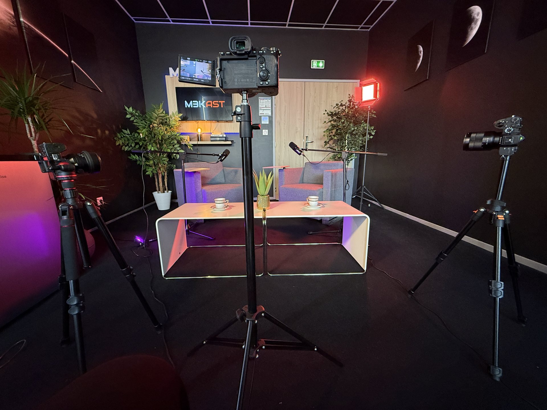 Le studio M3KAST vu depuis la console RØDECaster, néons M3KAST et micro3ks