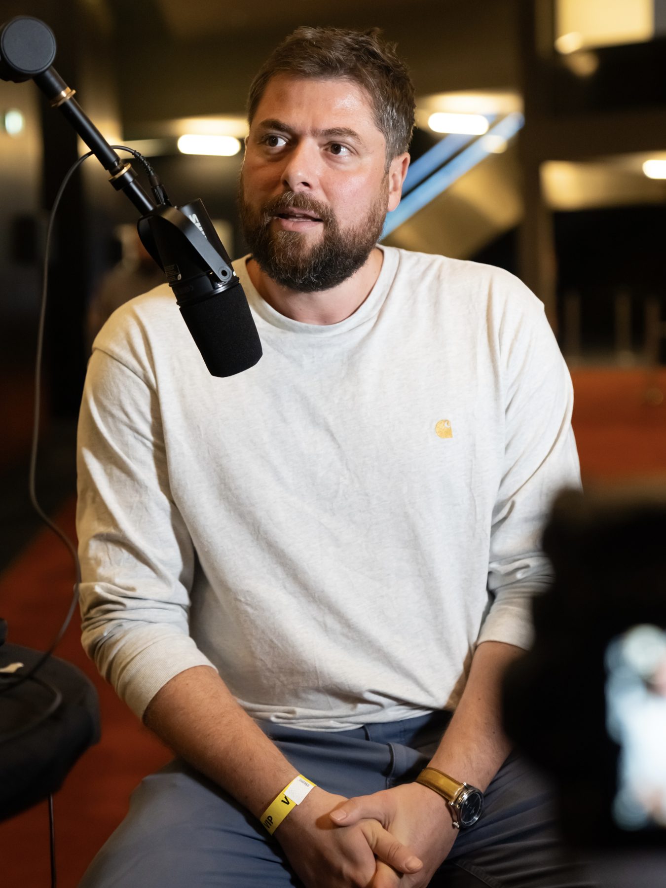 Invité au micro pendant un tournage podcast vidéo au studio M3KAST